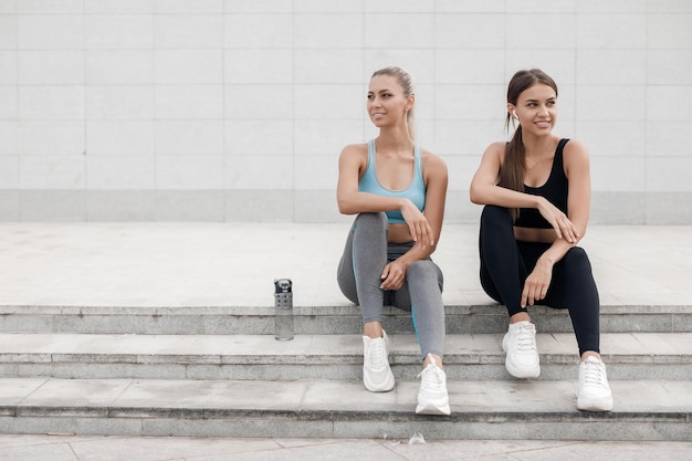 Dos hermanas antes del entrenamiento físico al aire libre