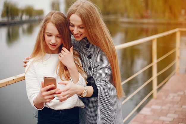 dos hermanas bonitas en un parque