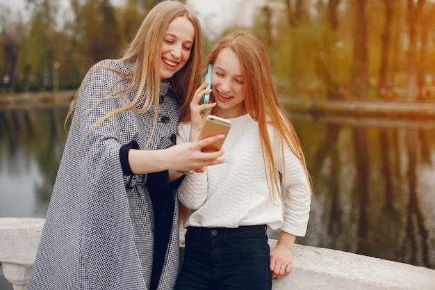 dos hermanas bonitas en un parque