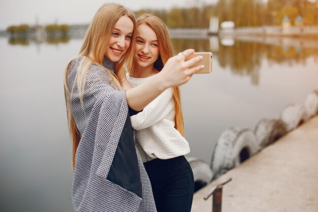 dos hermanas bonitas en un parque