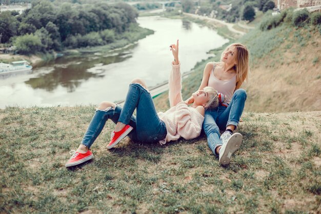 Dos hermanas de chicas jóvenes posando en la calle