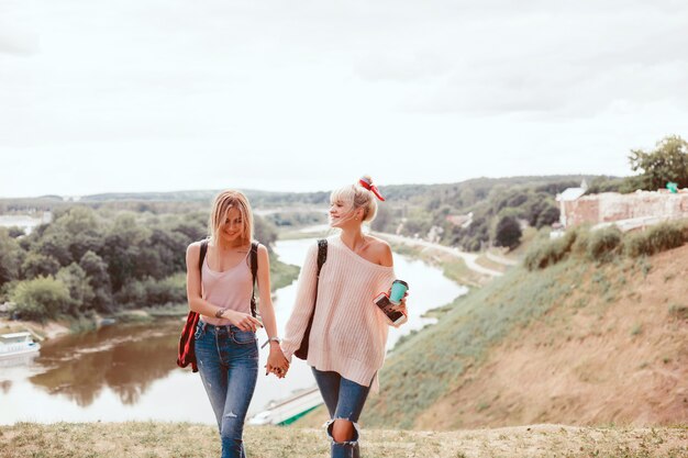 Dos hermanas de chicas jóvenes posando en la calle