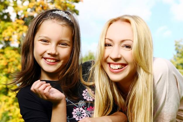 Dos hermanas se divierten en el parque