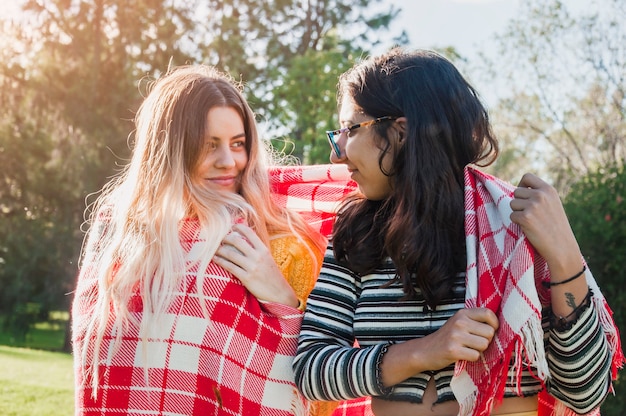 Foto gratuita dos hermanas envueltas en una toalla de patrón a cuadros