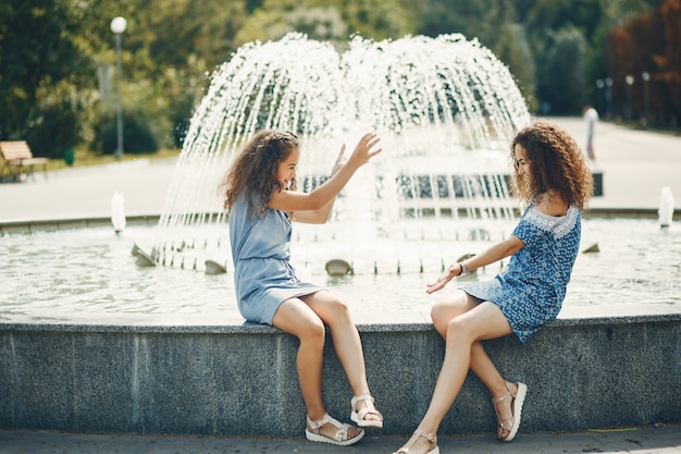 Dos hermanas lindas en un parque de verano