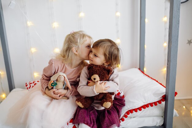 Dos hermanas posando para la foto durante la sesión de fotos de familia