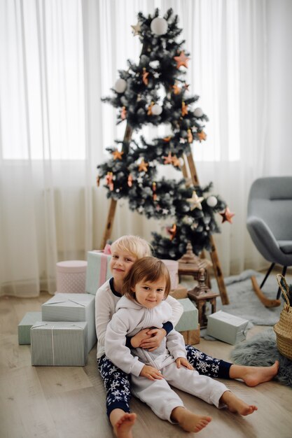 Dos hermanas posando para la foto durante la sesión de fotos familiares