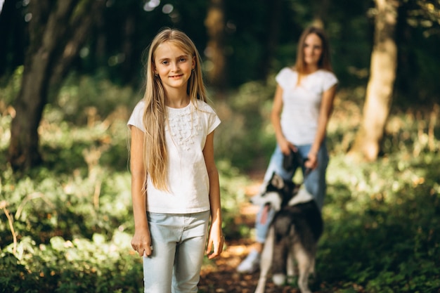 Dos hermanas con su perro en el parque.