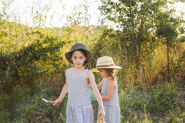 Foto gratuita dos hermanas trabajando en el campo.