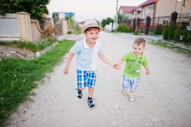 Foto gratuita dos hermanos caminando tomados de la mano hermano amor