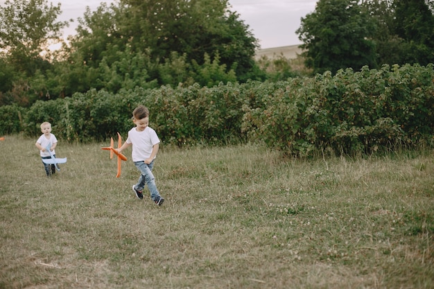 Dos hermanos jugando en un campo de verano