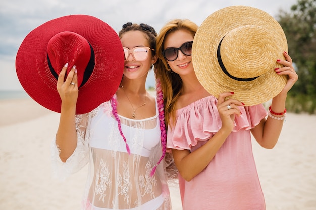 Foto gratuita dos hermosa mujer elegante en la playa de vacaciones, estilo de verano,