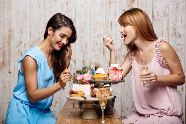 Dos hermosas chicas descansando en la fiesta.