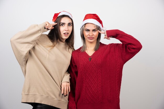 Dos hermosas chicas jóvenes posando en suéteres