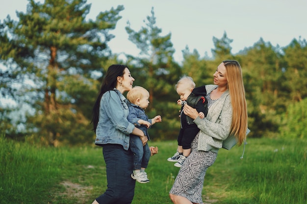 Foto gratuita dos hermosas madres