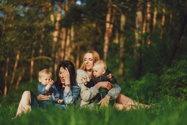 Foto gratuita dos hermosas madres