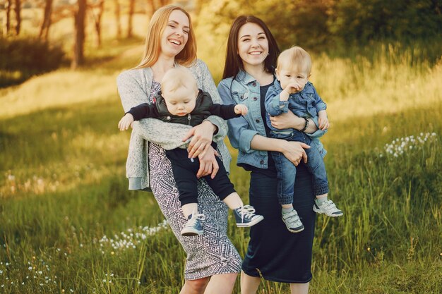 dos hermosas madres