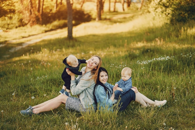 Foto gratuita dos hermosas madres