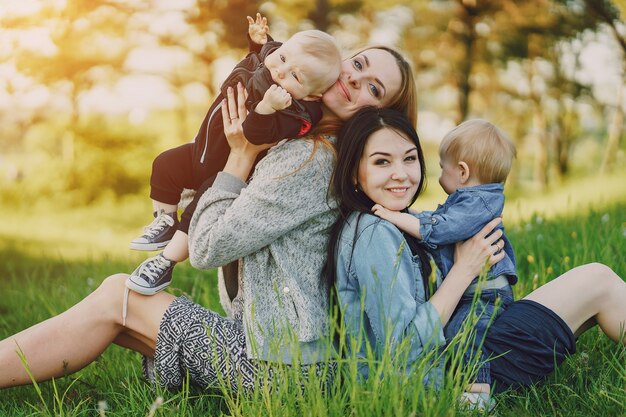 dos hermosas madres