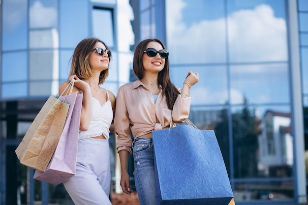 Dos hermosas mujeres de compras en la ciudad