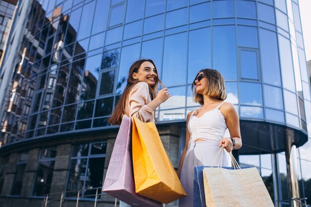 Dos hermosas mujeres de compras en la ciudad