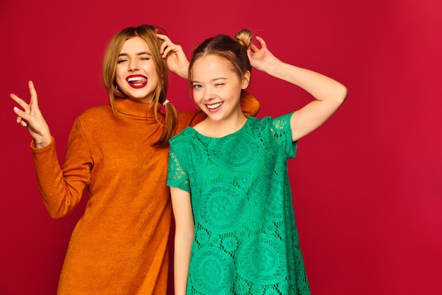 Dos hermosas mujeres jóvenes posando en ropa de moda