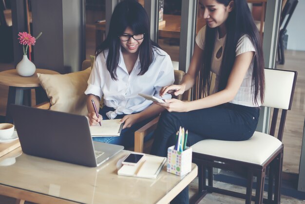 Dos hermosas mujeres trabajando en una cafetería