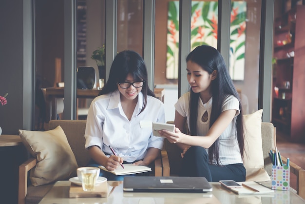 Dos hermosas mujeres trabajando en una cafetería