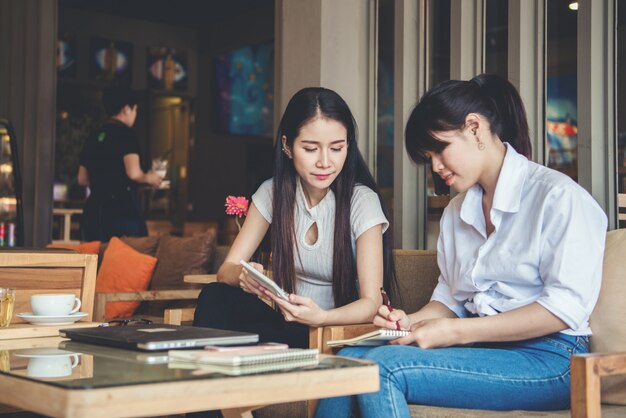 Dos hermosas mujeres trabajando en una cafetería