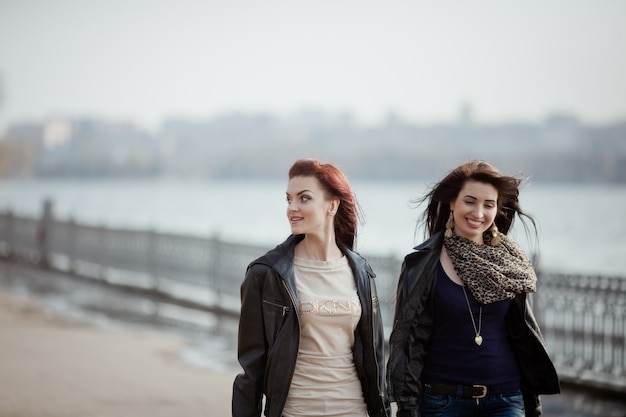 Dos hermosos estudiantes adolescentes caminando juntos