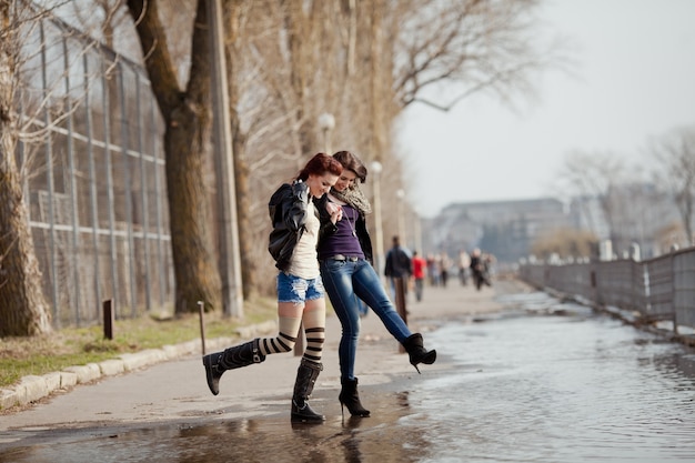 Dos hermosos estudiantes adolescentes caminando juntos