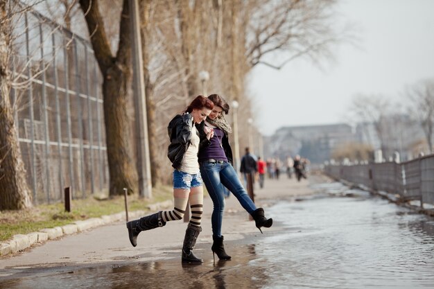 Dos hermosos estudiantes adolescentes caminando juntos