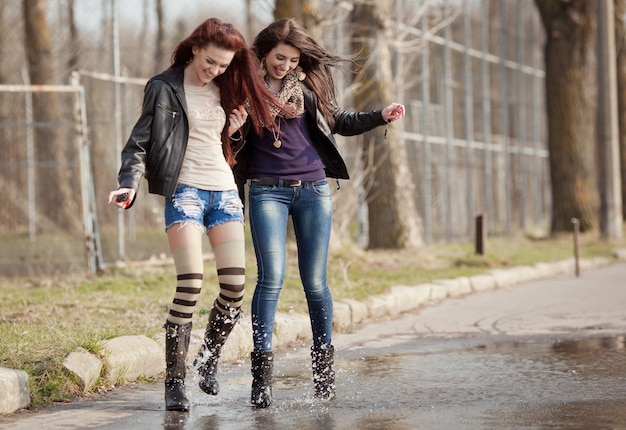 Dos hermosos estudiantes adolescentes caminando juntos