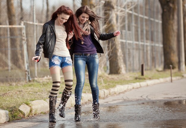 Dos hermosos estudiantes adolescentes caminando juntos