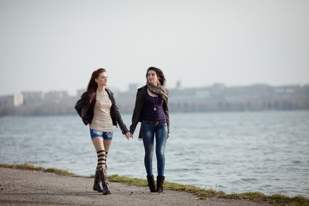 Dos hermosos estudiantes adolescentes caminando juntos