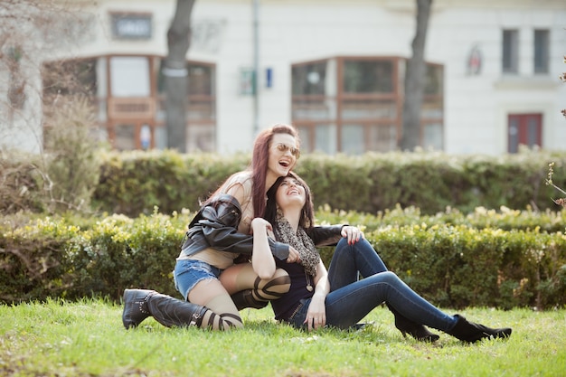 Foto gratuita dos hermosos estudiantes adolescentes