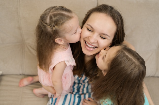 Dos hijas besando a su mami