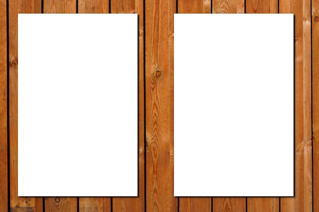 Dos hojas de papel en blanco para folleto sobre fondo marrón de tablón de madera en plano blanco maqueta