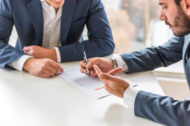 Dos hombre de negocios analizando informe financiero de la empresa