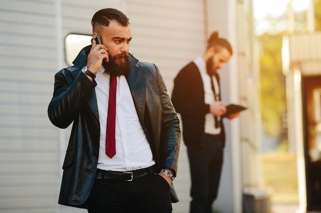 Foto gratuita dos hombre de negocios en el trabajo