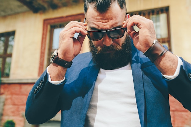 Foto gratuita dos hombres barbudos con estilo en el fondo del casco antiguo