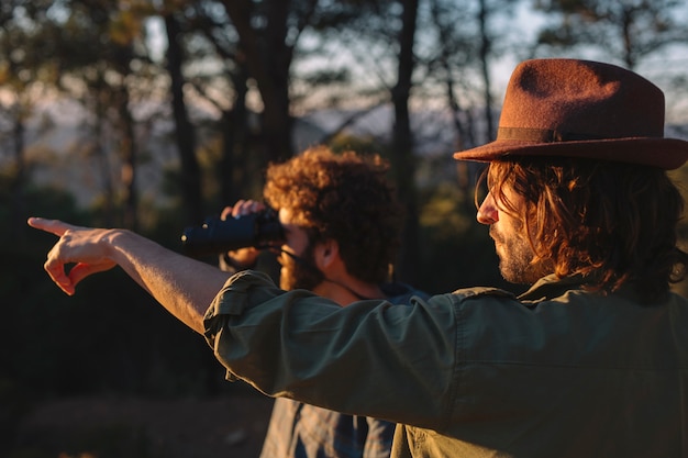 Foto gratuita dos hombres mirando a distancia