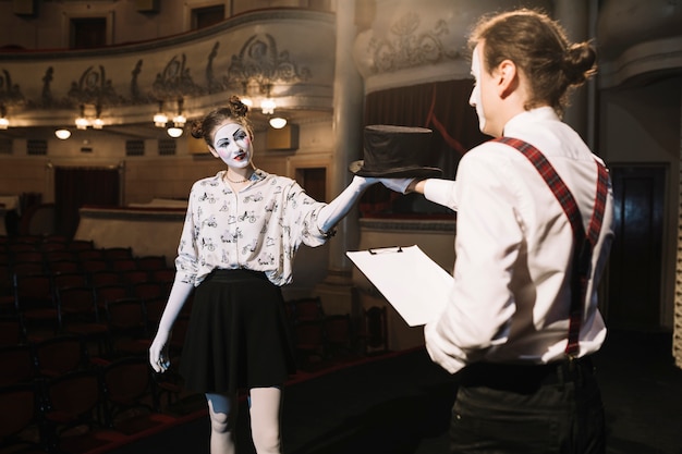 Foto gratuita dos hombres y mujeres mimo ensayando en el escenario