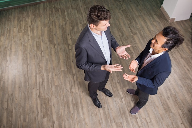 Dos hombres de negocios la discusión de ideas en la Oficina Pasillo