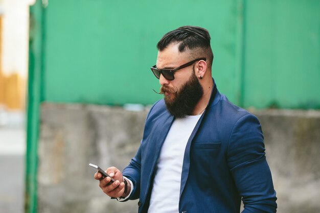 Dos hombres de negocios hablando por teléfono en la ciudad.