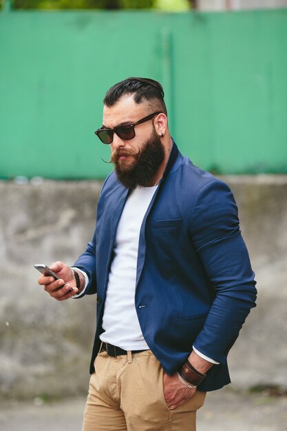 Dos hombres de negocios hablando por teléfono en la ciudad.