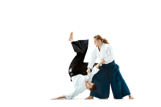 Foto gratuita los dos hombres que luchan en el entrenamiento de aikido en la escuela de artes marciales.