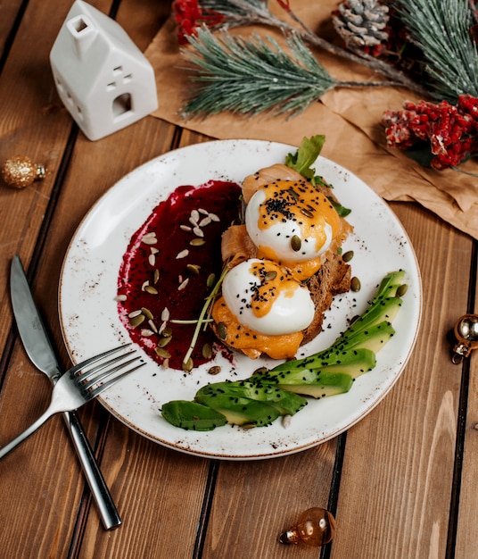 Dos huevos de pachot encima del pan