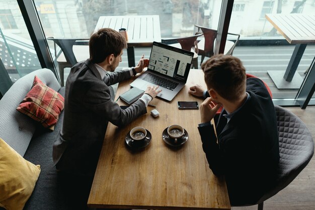 Dos joven empresario tener una reunión exitosa en el restaurante.