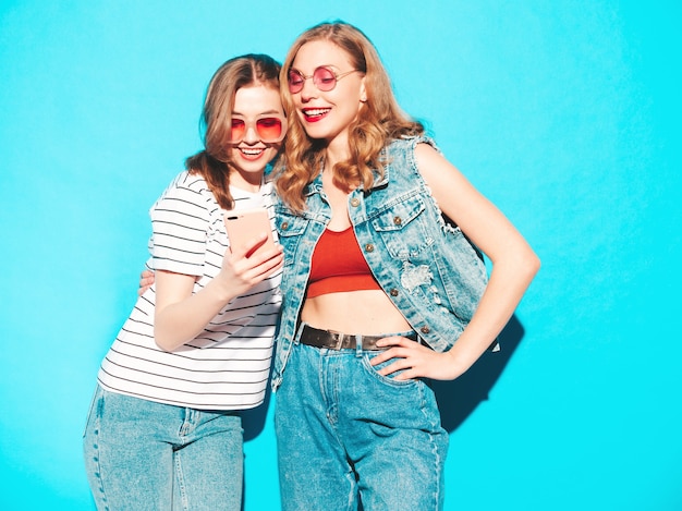 Dos joven hermosa mujer hipster sonriente en ropa de verano de moda